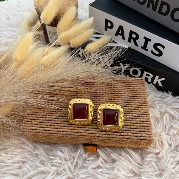 Regalia Rouge – Επιχρυσωμένα σκουλαρίκια από ανοξείδωτο ατσάλι.