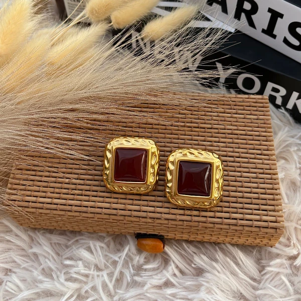 Regalia Rouge – Επιχρυσωμένα σκουλαρίκια από ανοξείδωτο ατσάλι.