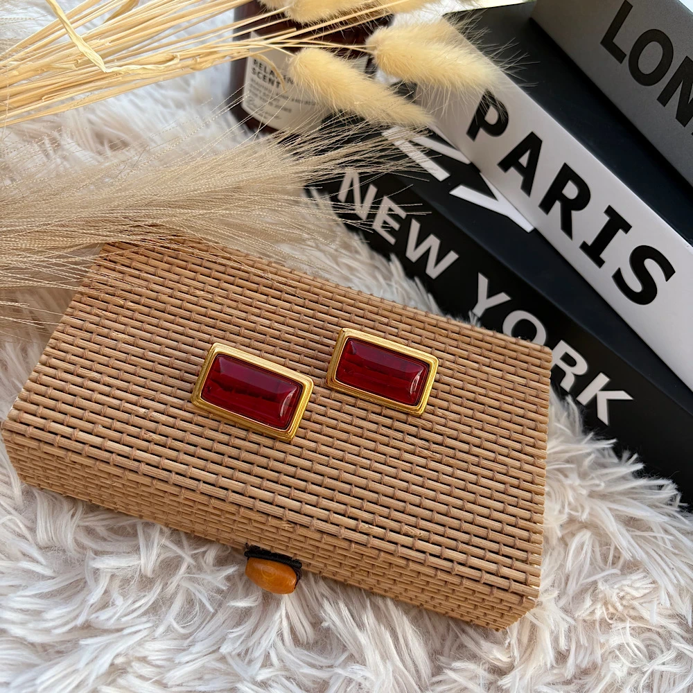 Velvet Rouge – Χρυσά Ατσάλινα Σκουλαρίκια με Κόκκινη Λεπτομέρεια