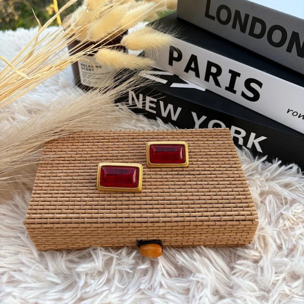 Velvet Rouge – Χρυσά Ατσάλινα Σκουλαρίκια με Κόκκινη Λεπτομέρεια