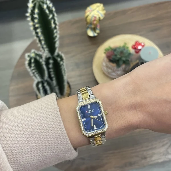 Ατσάλινο ρολόι με μπλε καντράν και χρυσό-ασημί λουράκι.