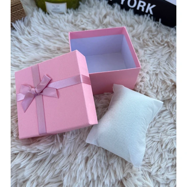 Ροζ κουτάκι κοσμημάτων με μαξιλαράκι και ροζ διακοσμητικό φιόγκο.