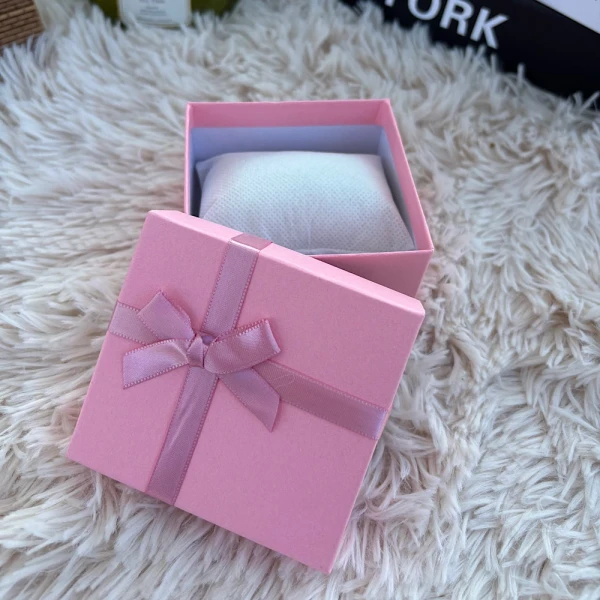 Ροζ κουτάκι κοσμημάτων με μαξιλαράκι και ροζ διακοσμητικό φιόγκο.