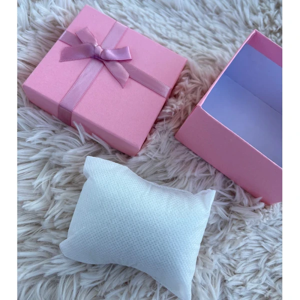 Ροζ κουτάκι κοσμημάτων με μαξιλαράκι και ροζ διακοσμητικό φιόγκο.