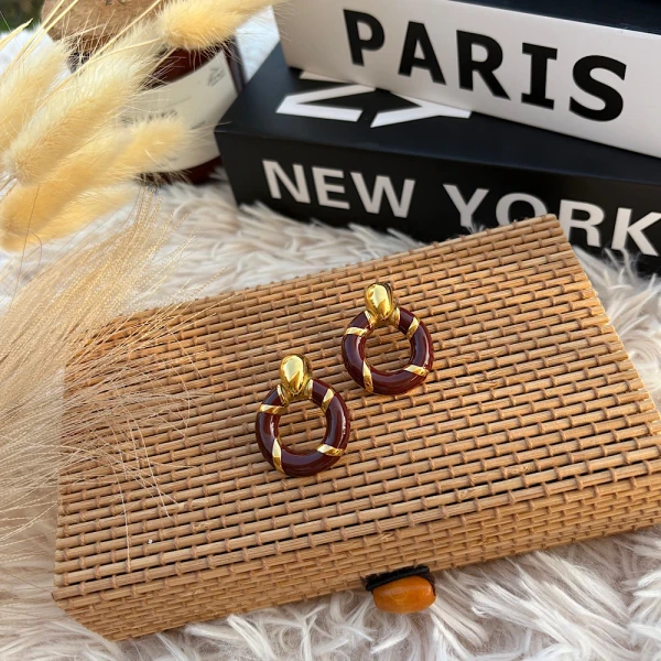 Choco Gold Hoops – Ατσάλινα Σκουλαρίκια Καφέ Κρίκος με Χρυσές Λεπτομέρειες