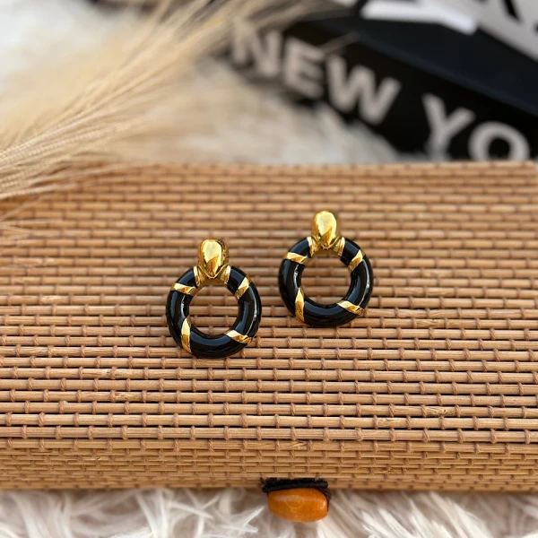 Noir Chic Hoops – Ατσάλινα Σκουλαρίκια Μαύρος Κρίκος με Χρυσές Λεπτομέρειες.