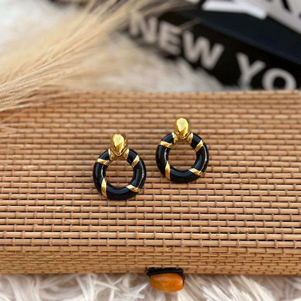 Noir Chic Hoops – Ατσάλινα Σκουλαρίκια Μαύρος Κρίκος με Χρυσές Λεπτομέρειες.