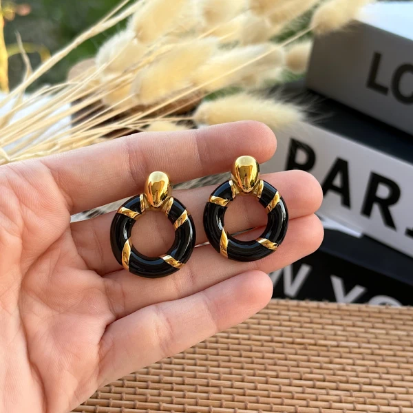 Noir Chic Hoops – Ατσάλινα Σκουλαρίκια Μαύρος Κρίκος με Χρυσές Λεπτομέρειες.