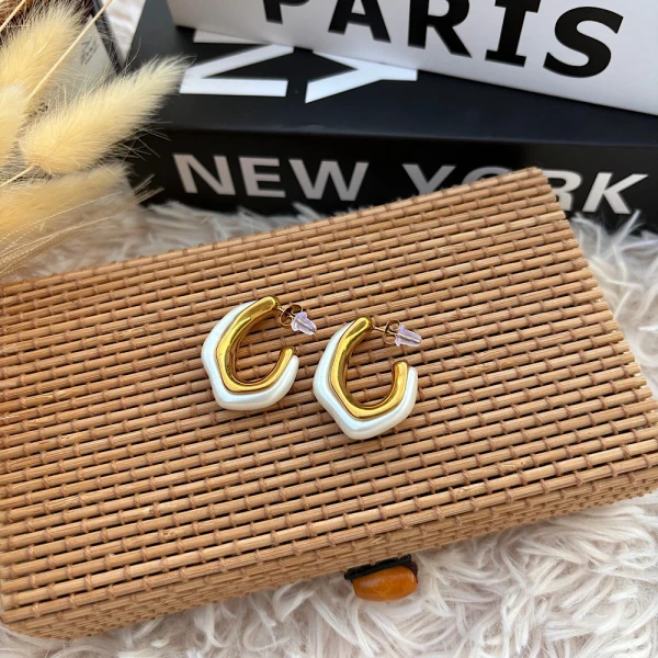 White Twist Hoops –  Ατσάλινοι κρίκοι με λευκή λεπτομέρεια.