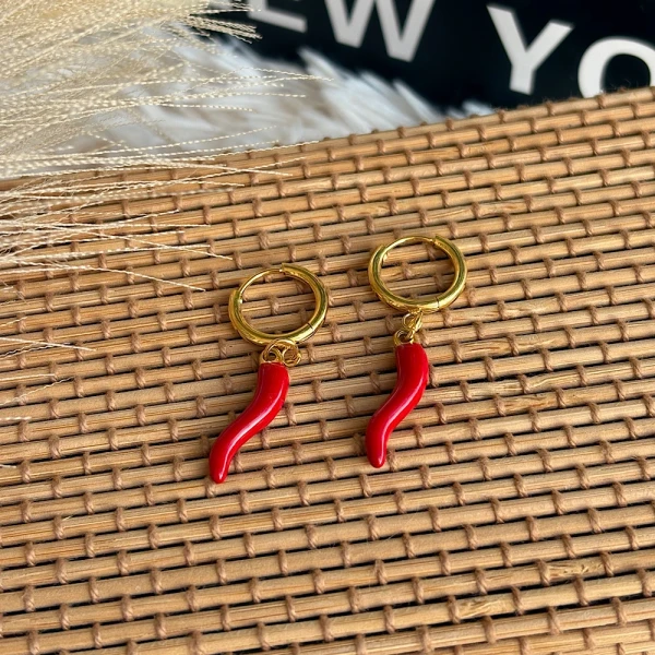 Spicy Hoops – Επιχρυσωμένοι Κρίκοι από ανοξείδωτο ατσάλι με κόκκινη πιπεριά.