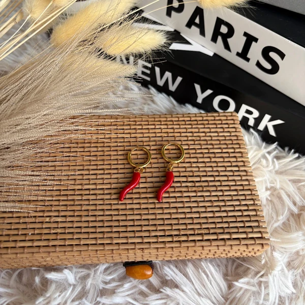 Spicy Hoops – Επιχρυσωμένοι Κρίκοι από ανοξείδωτο ατσάλι με κόκκινη πιπεριά.