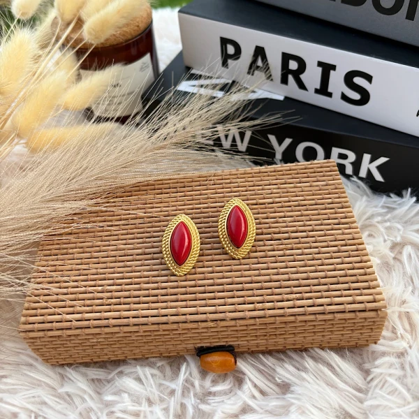 Crimson Marquise-Χρυσά ατσάλινα σκουλαρίκια με κόκκινη λεπτομέρεια.