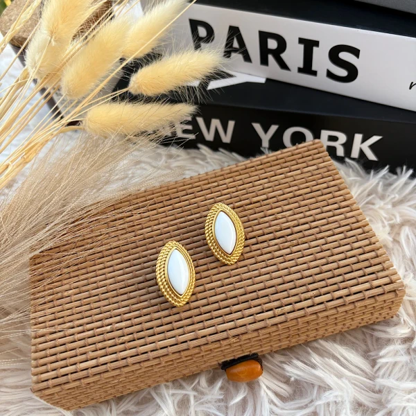 Ivory Marquise-Χρυσά ατσάλινα σκουλαρίκια με λευκή λεπτομέρεια.