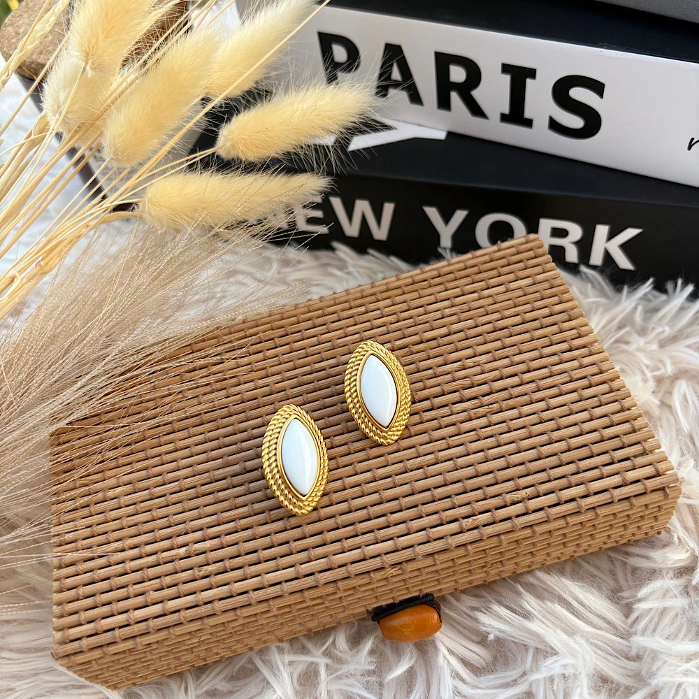 Ivory Marquise-Χρυσά ατσάλινα σκουλαρίκια με λευκή λεπτομέρεια.