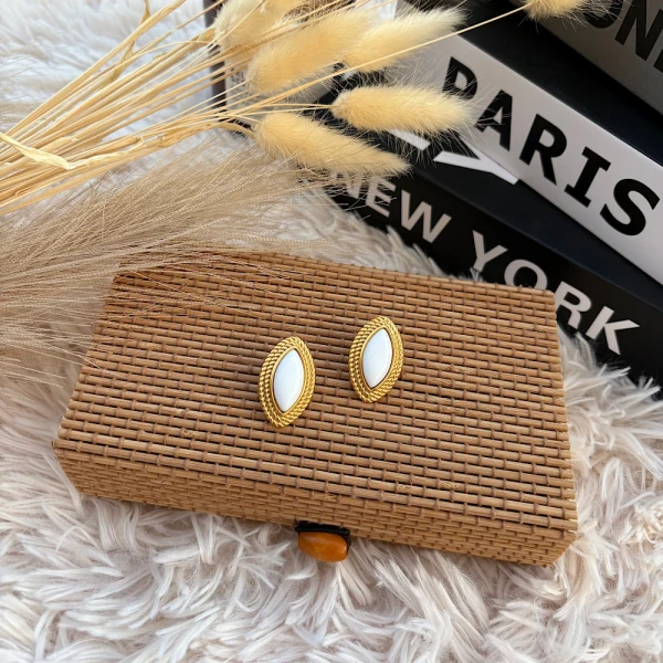 Ivory Marquise-Χρυσά ατσάλινα σκουλαρίκια με λευκή λεπτομέρεια.