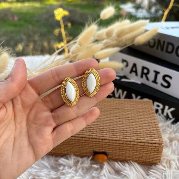 Ivory Marquise-Χρυσά ατσάλινα σκουλαρίκια με λευκή λεπτομέρεια.