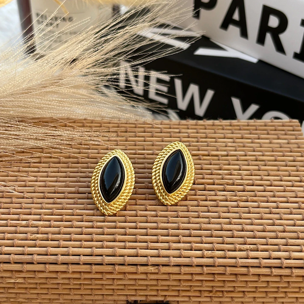 Noir Marquise – Χρυσά ατσάλινα σκουλαρίκια με μαύρη λεπτομέρεια.