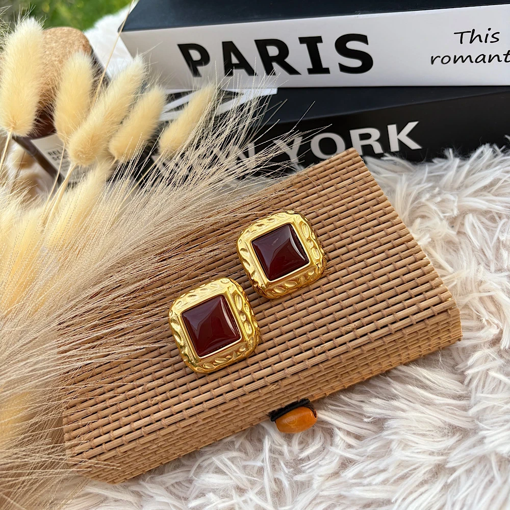 Regalia Rouge – Επιχρυσωμένα σκουλαρίκια από ανοξείδωτο ατσάλι.